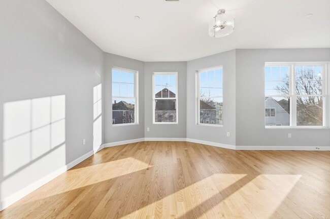 Building Photo - 19 Simon St