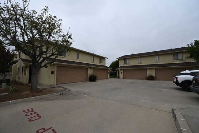 Building Photo - Spacious 3 Bed / 2.5 Bath Townhome in Gated Community – El Cajon