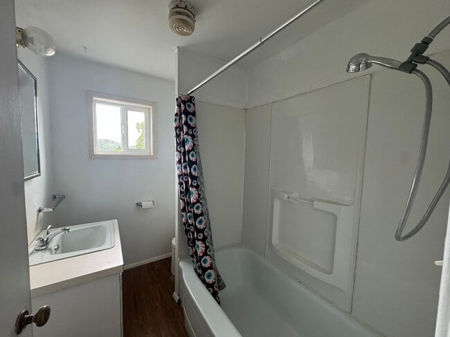 Building Photo - 2 bedroom duplex