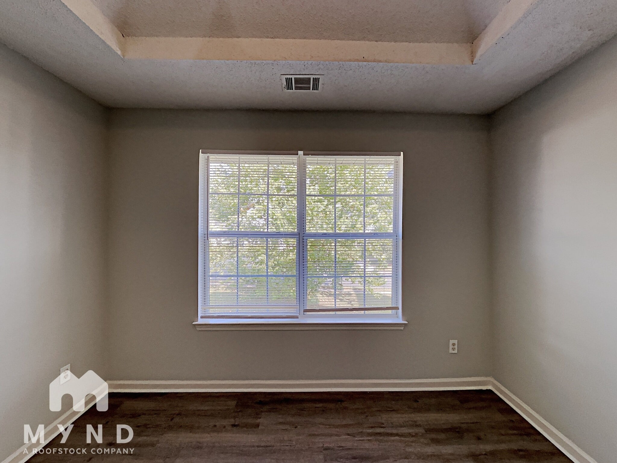 Building Photo - 1128 Village Oaks