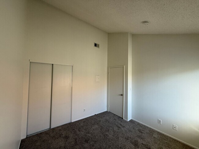 Building Photo - Charming 3-Bedroom Upper-Unit Condo in Can...