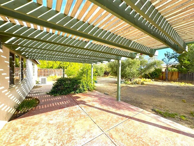 Building Photo - Single story house with Mountain views - c...