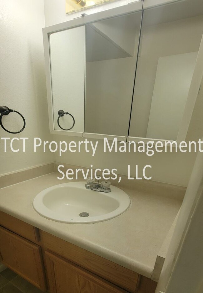 Building Photo - Cute 2 bed 1.5 bath in Mesa!