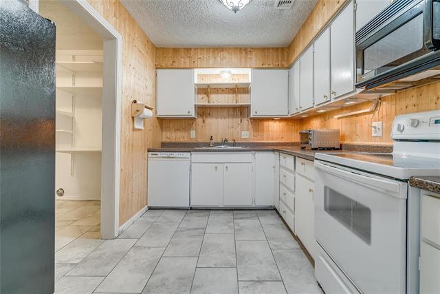 Building Photo - 7400 Llano Ave