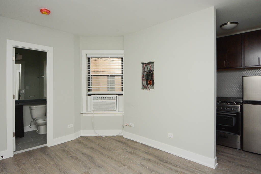 Building Photo - 533 W Belden Ave