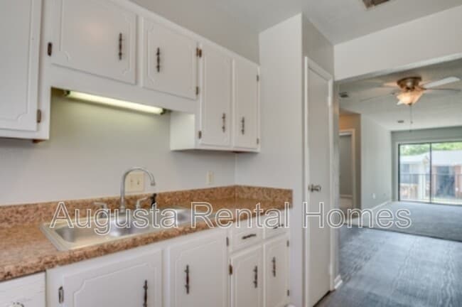 Building Photo - 2822 Thomas Ln