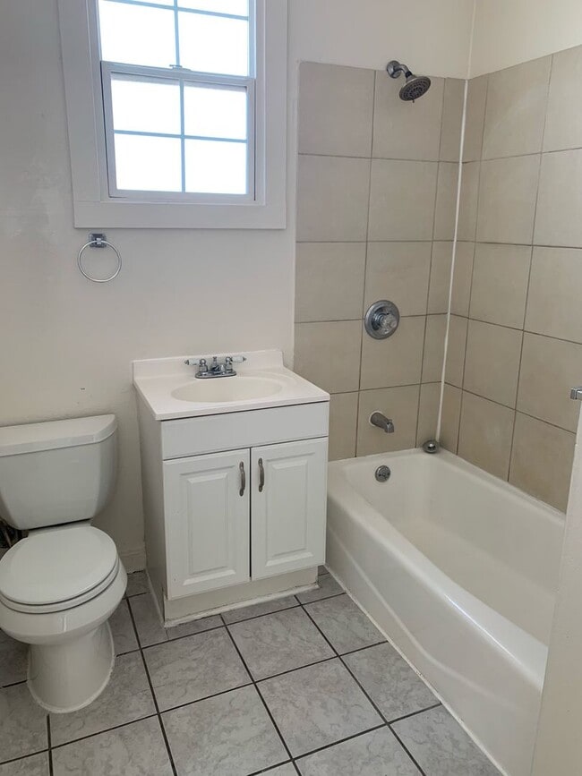 Building Photo - Great Upper Unit