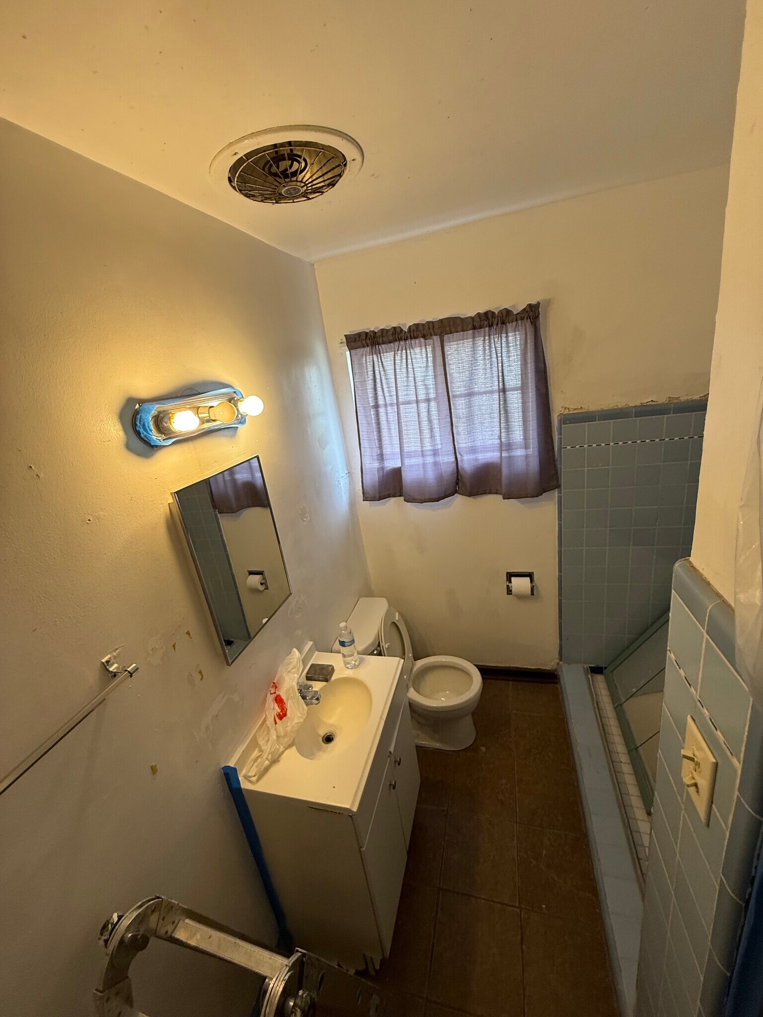Restroom - 2527 Fort Blvd