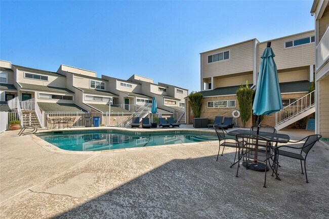 Building Photo - 1818 S Lakeshore Blvd