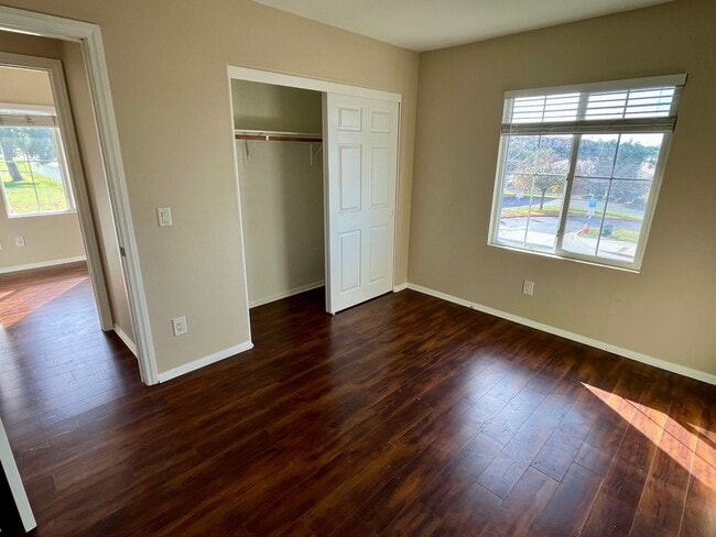 Building Photo - Beautiful 3 bed 2 bath townhome