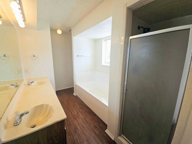 Building Photo - Nice Fourplex Unit in NRH - Birdville ISD