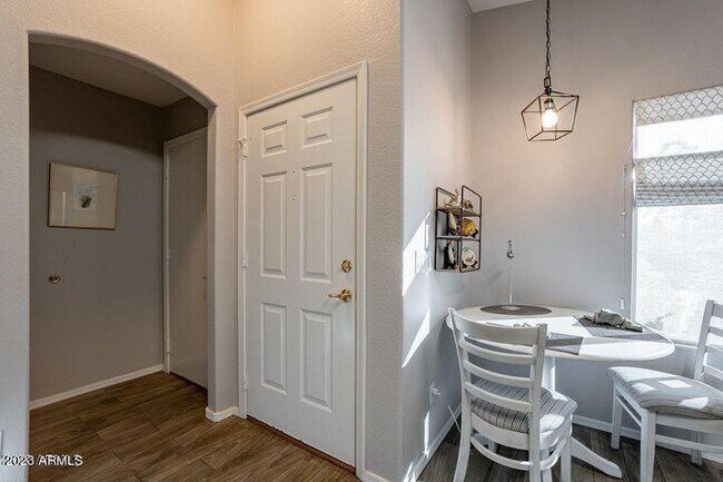 Building Photo - 1402 E Cherry Hills Dr