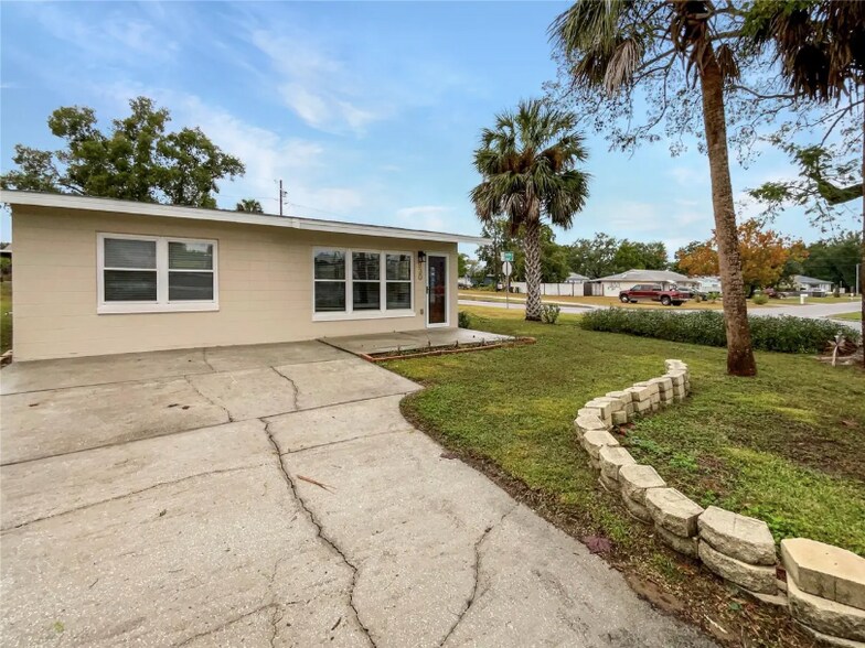 Building Photo - 930 School St