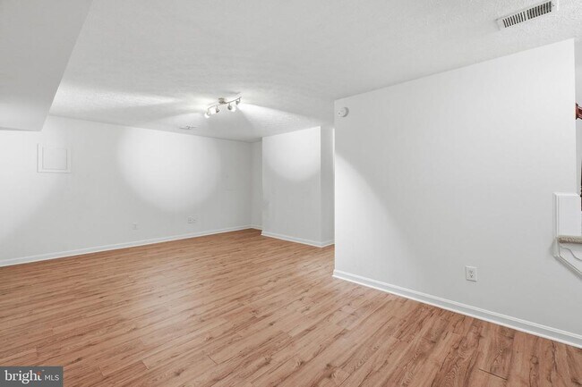 Building Photo - 541 Colecroft Ct