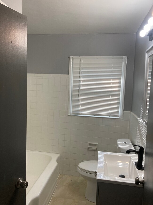 Building Photo - 1089 Longshore Dr