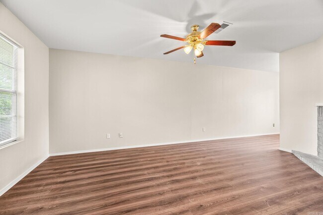 Building Photo - 200 Pine Forest Dr