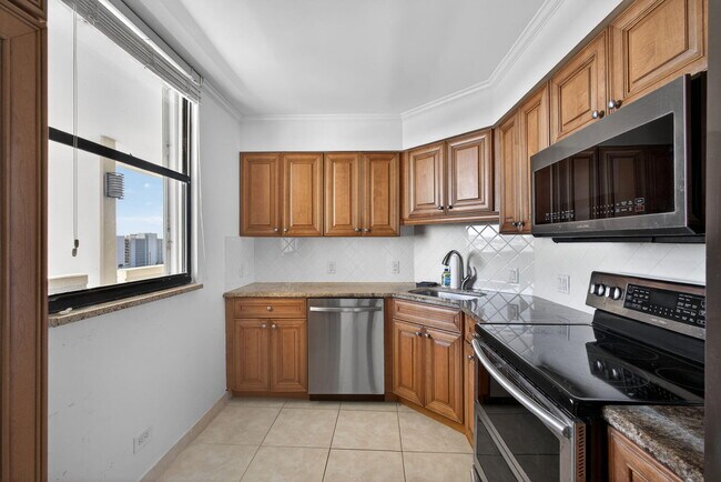 Building Photo - 134 Lakeshore Dr