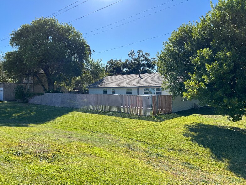 Building Photo - 1 10th Ave N