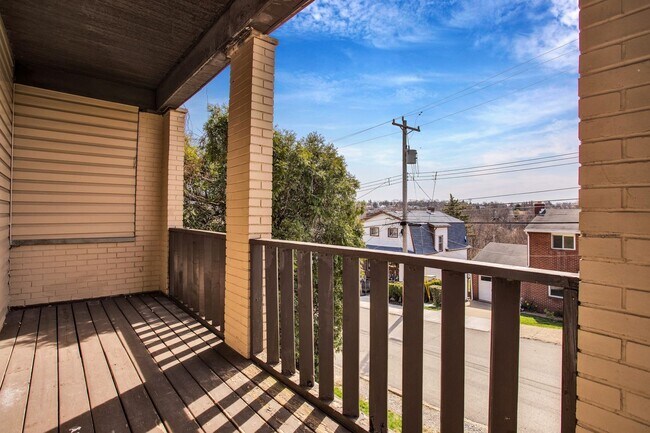 Building Photo - Updated 3 Bedroom 1 Bath with Off Street P...