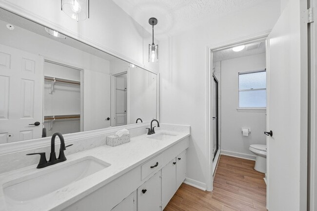 Building Photo - 3226 Springhill Dr