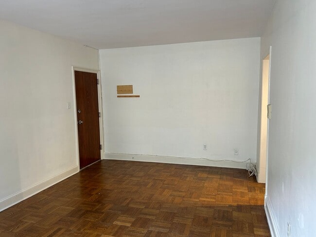 Building Photo - One Bedroom Apartment in Palisades NW Incl...