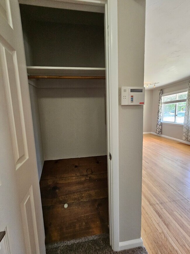 Building Photo - Virginia Village Home New Paint, Carpet, Blinds Backs up to Cherry Creek Trail