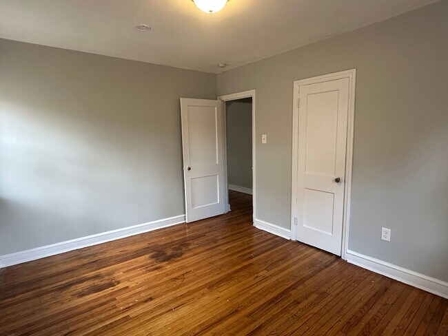 Building Photo - One bed- East Lansdowne