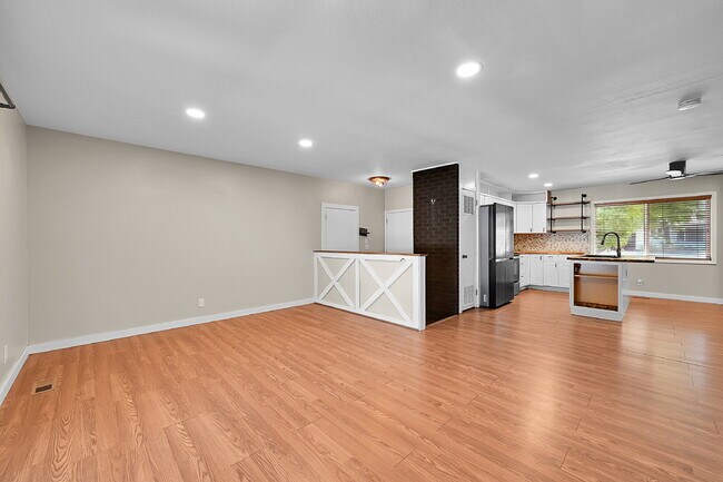 Building Photo - $2,195.00 - 3 Bedrooms, 2 Bathrooms, Singl...