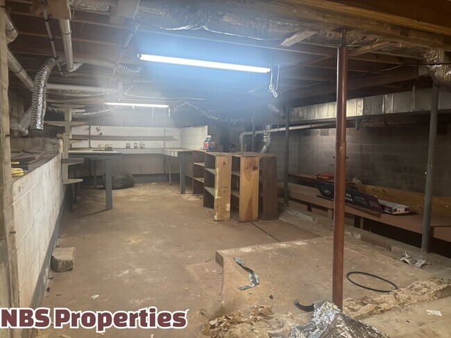 Building Photo - 809 Lester Rd