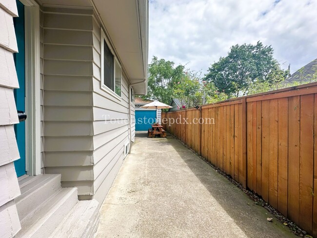 Building Photo - 3BD|2BA Home - Finished basement & beautif...