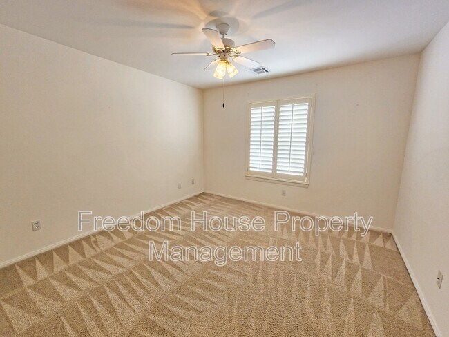 Building Photo - 380 Round Up Ct