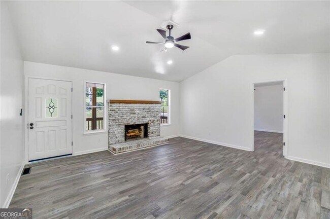 Building Photo - Luxury Lakeview Living Just Minutes from D...
