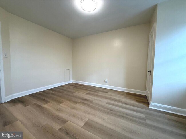 Building Photo - 804 Radnor Ave