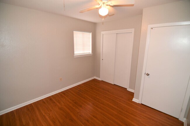 Building Photo - Newly Renovated!  3 bedroom, 1 bath home off Baker Blvd with easy access to Plank