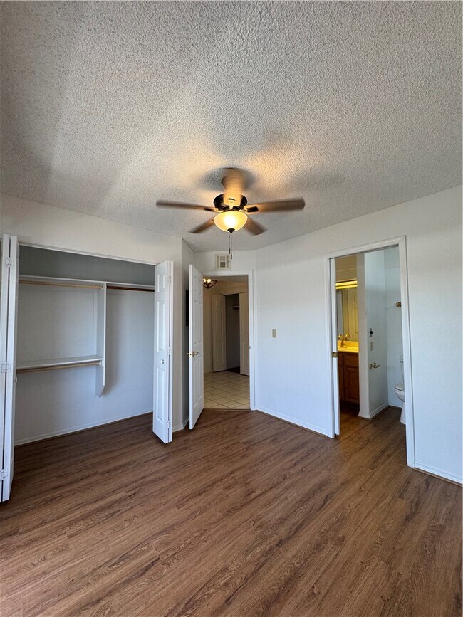 Building Photo - 2022 Merrill Ln