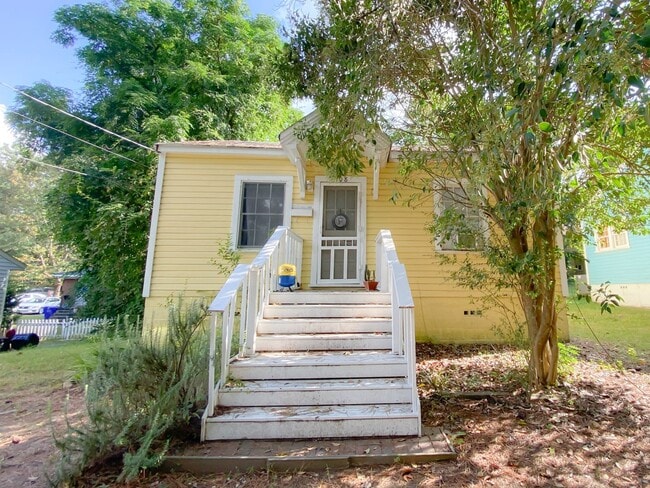 Building Photo - Adorable two-bedroom house on Stinson. Wal...