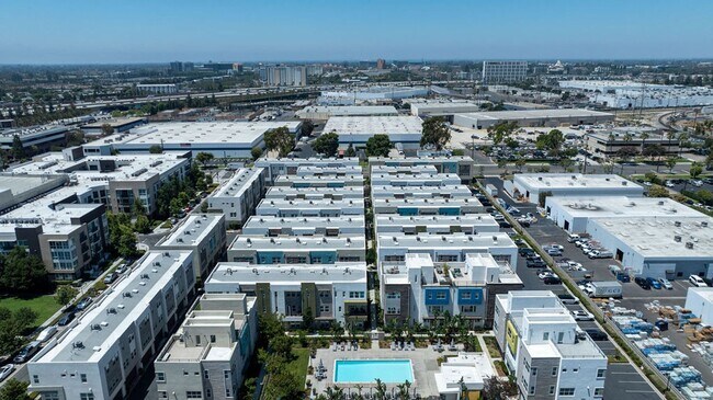 Building Photo - FURNISHED MODEL TOWNHOME IN HOA COMMUNITY