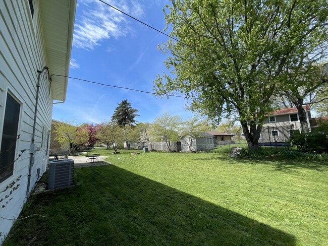 Building Photo - 1708 Howlett Ln
