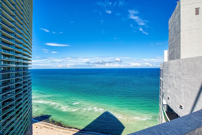 Building Photo - 18911 Collins Ave