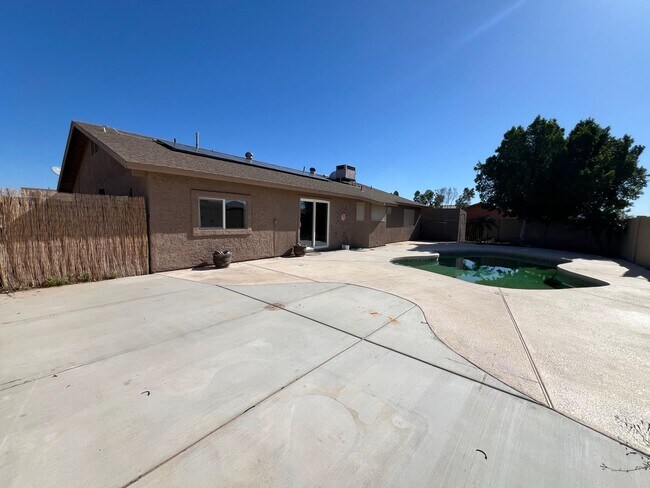 Building Photo - 4 BEDROOM POOL & SOLAR HOME!