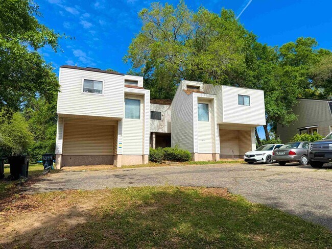 Building Photo - 1844 Larette Dr