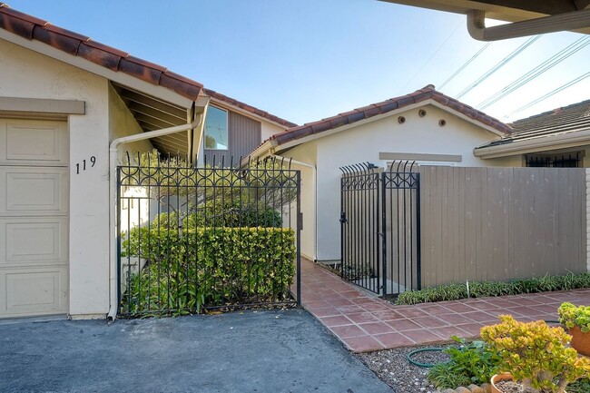 Building Photo - Beautifully remodeled single-story home in the heart of Solana Beach!