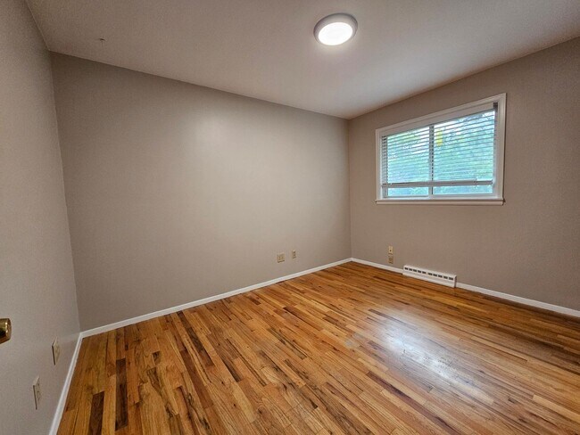 Building Photo - Virginia Village 4 Bed 3 Baths Large Yard Attached Garage Super Spacious!