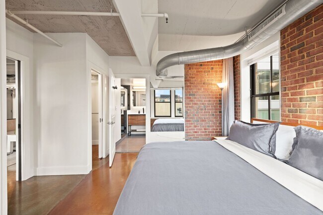 Building Photo - Fully Furnished Designer Loft with Parking & Monument Views!