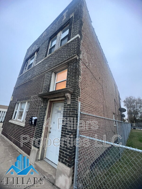 Building Photo - 1311 E Columbus Dr