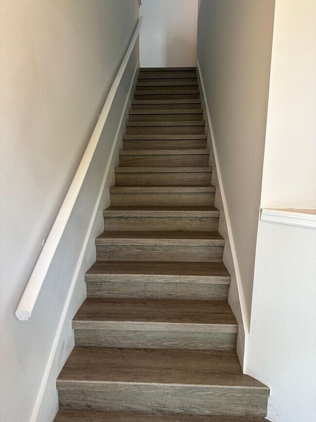 Building Photo - Beautiful and very large 2 bedrooms and 2 full baths Condo