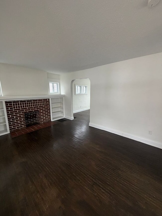 Building Photo - Freshly Renovated 2/1 in the Heart of Columbus