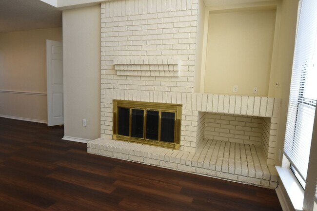 Building Photo - 433 L Thompson St