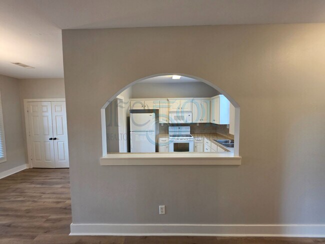 Building Photo - Don't park and ride the shuttle, stroll to UAMS from this SUPER FRESH & CLEAN Hillcrest Condo!