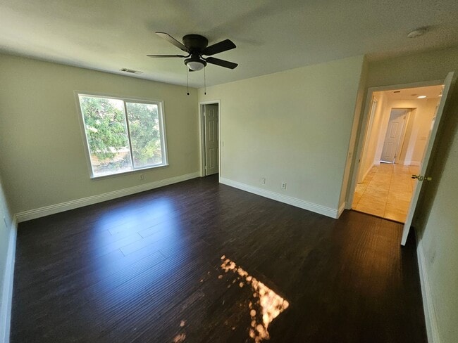 Building Photo - Executive home in South Corona!